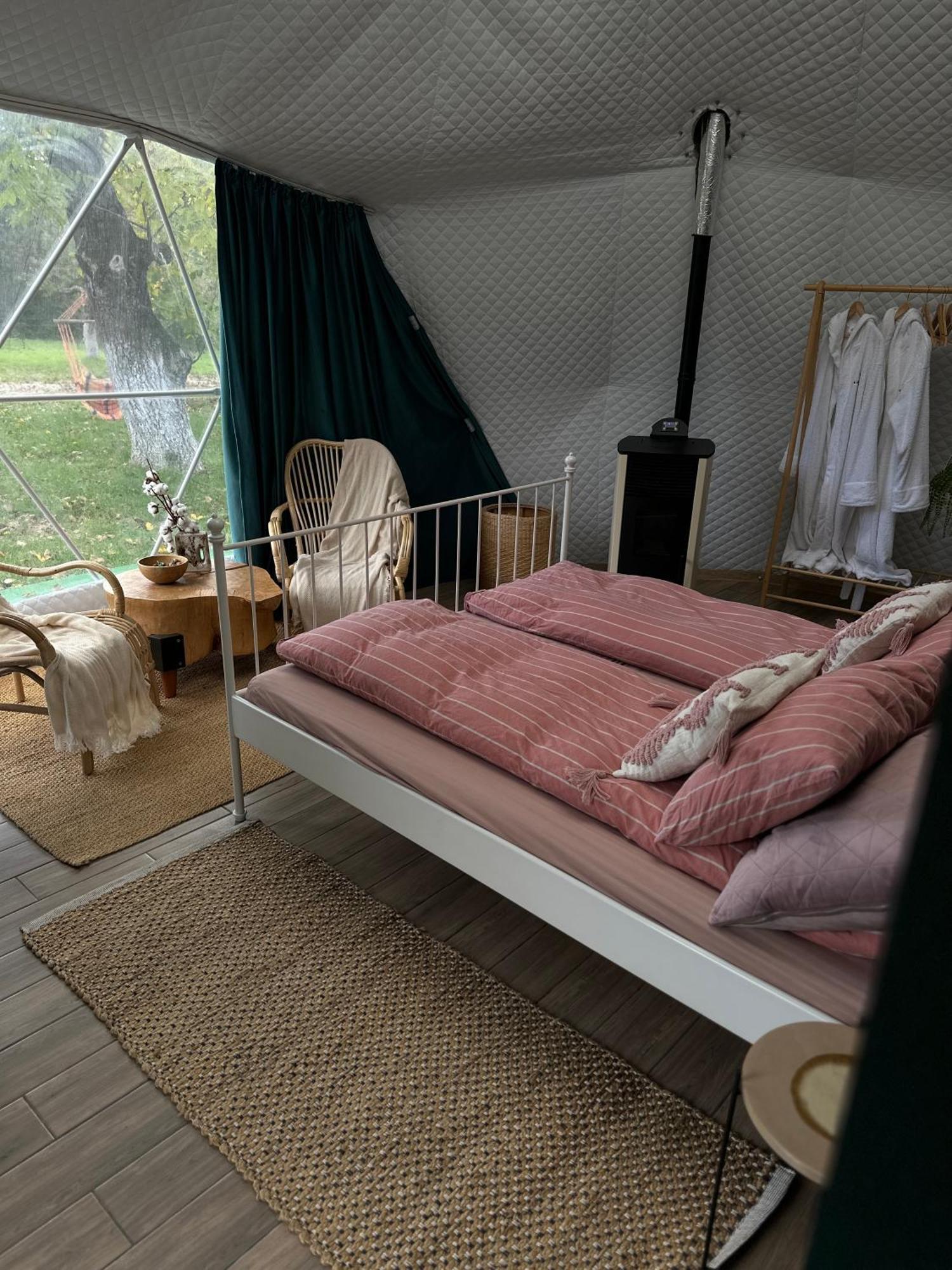 Hotel The Frog Glamping à Horezu Extérieur photo